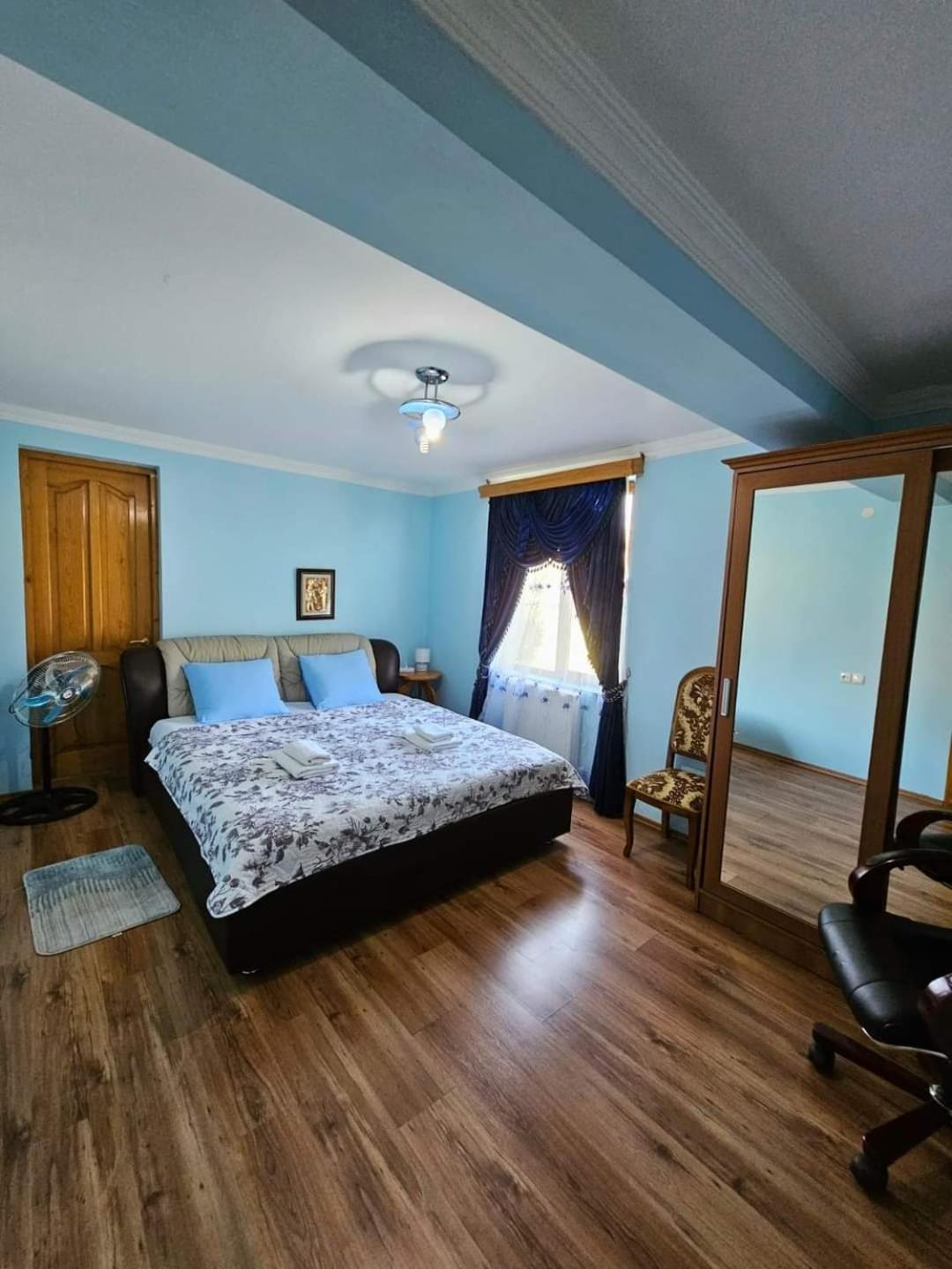 Blue Guest House Samtredia Ngoại thất bức ảnh
